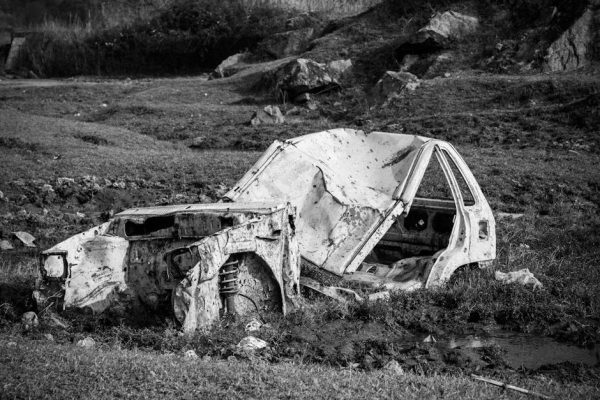 Tragiczny wypadek w Brzuzem. Samochód wpadł do bagna, zginęły dwie osoby
