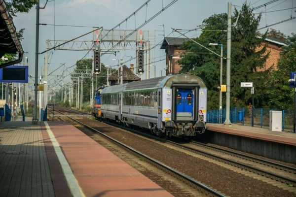 Tragedia na peronie w Woli Bierwieckiej. UTK ujawnia 20 uchybień po wypadku z udziałem 17-latka