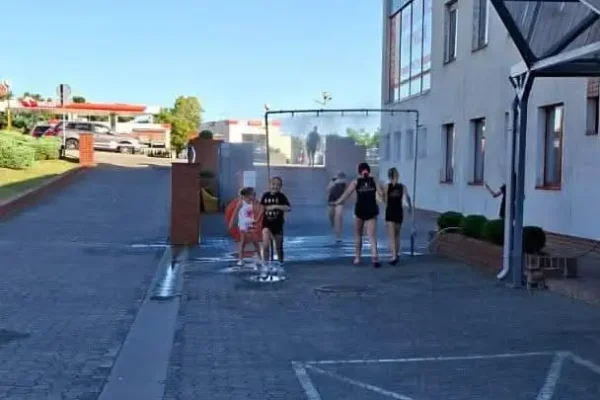 Brama wodna na ul. Łódzkiej – ochłoda w upalne dni