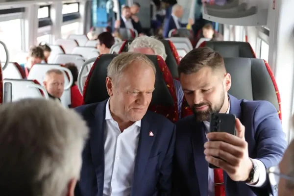 Łomża znów na kolejowej mapie Polski – premier Tusk ogłasza nowe połączenia