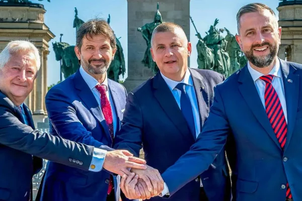 Szef MON w Budapeszcie: Grupa Wyszehradzka zdeterminowana ws. rozbudowy rurociągów paliwowych