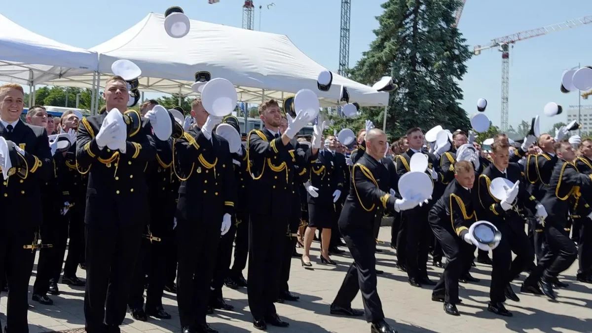 Promocja oficerska w Akademii Marynarki Wojennej – nowi oficerowie na ORP Błyskawica