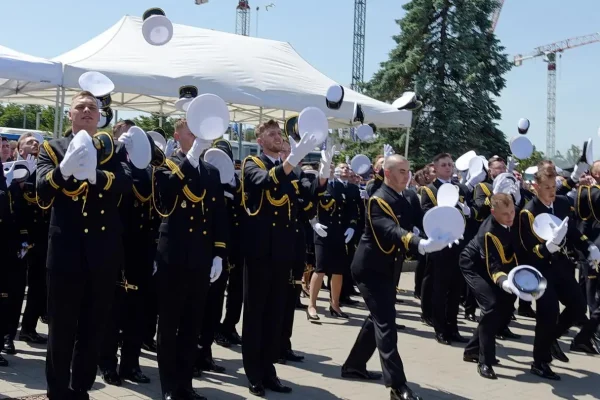 Promocja oficerska w Akademii Marynarki Wojennej – nowi oficerowie na ORP Błyskawica