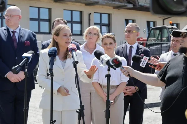 1,8 mld zł z KPO na termomodernizację szkół – minister w Zwonowicach podsumowuje efekty