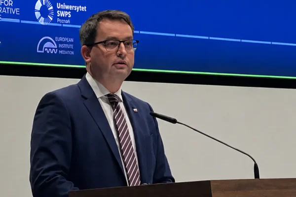 Wiceminister Sławomir Pałka otworzył w Poznaniu międzynarodową konferencję o sprawiedliwości naprawczej