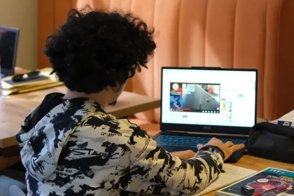 Coraz więcej uczniów łączy maturę z nauką zawodu
