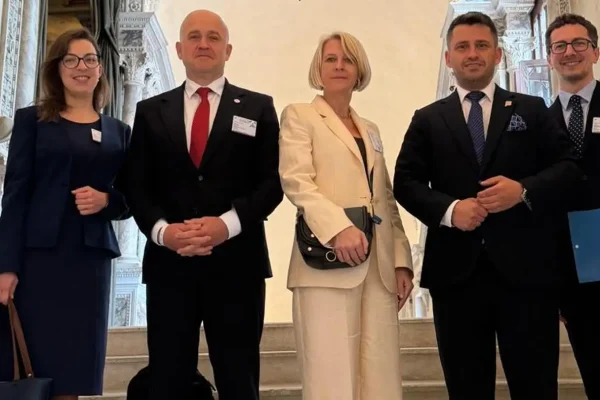 Wiceminister Mazur krytykuje prezydencki projekt ustawy przed Komisją Wenecką