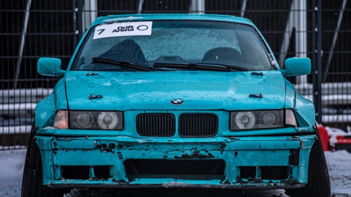 19-latek z BMW zamiast na siłownię wybrał drift na skrzyżowaniu w Ostrołęce