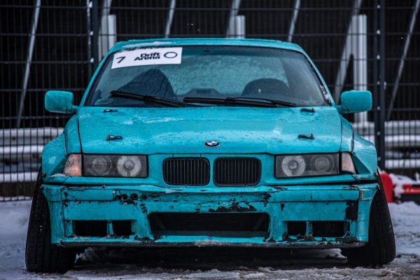 19-latek z BMW zamiast na siłownię wybrał drift na skrzyżowaniu w Ostrołęce