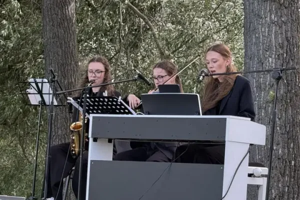 Nocne brzmienie na plaży Język – udany debiut Młodzieżowej Rady Gminy Kłecko