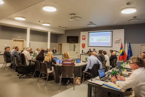 Prezydent Ostrowa krytykuje radnych za cięcia w pensjach urzędników i blokadę finansowania sportu