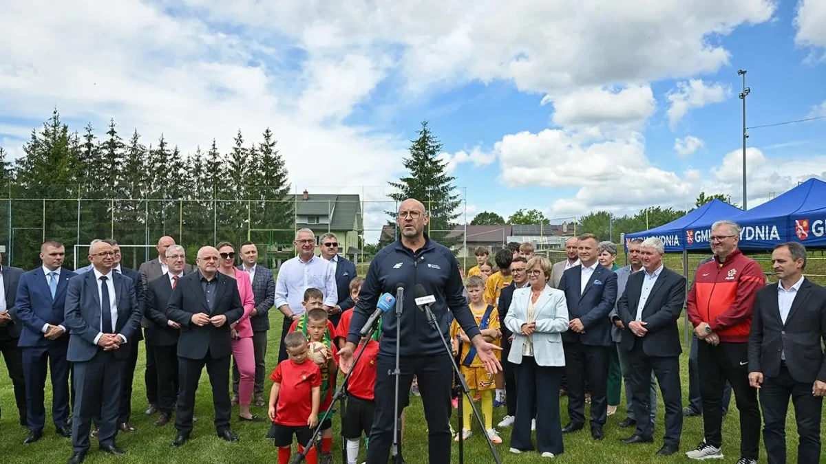Blisko 5 mln zł na nowoczesne szatnie sportowe w Podkarpackiem. Minister Rutnicki w gminie Dydnia