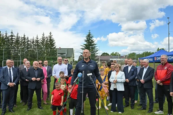 Blisko 5 mln zł na nowoczesne szatnie sportowe w Podkarpackiem. Minister Rutnicki w gminie Dydnia