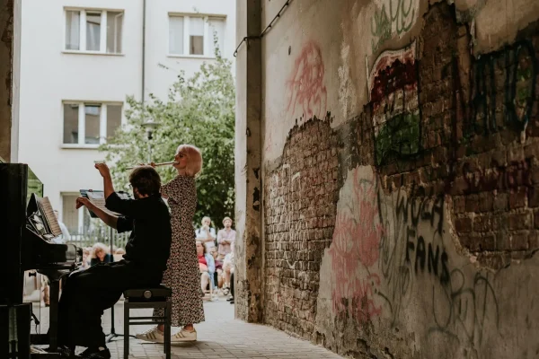 Jak oto fundacja wynosi muzykę klasyczną z filharmonii na podwórka i dalej