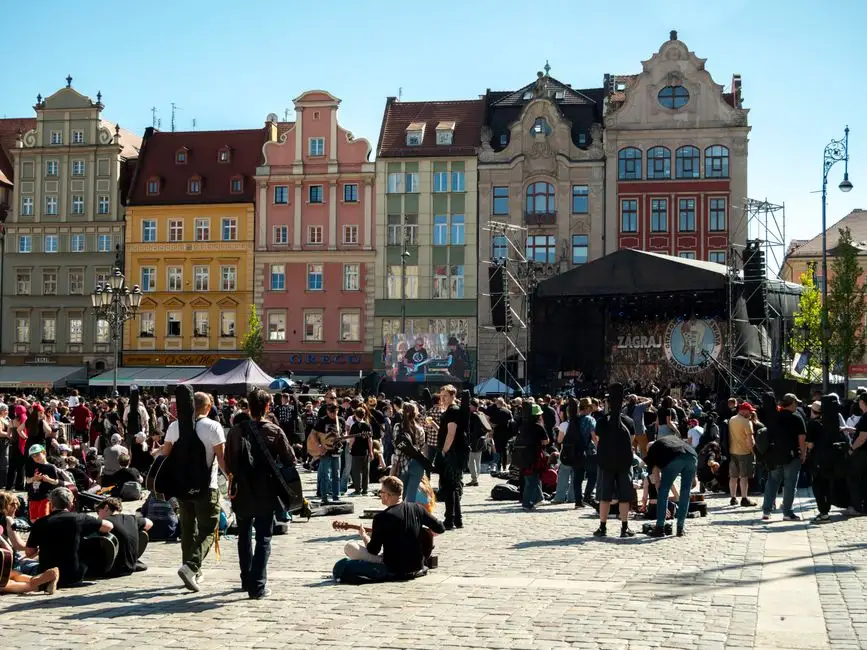 Letnie Piątki w Kępnie – muzyka i filmy na Rynku przez cały lipiec