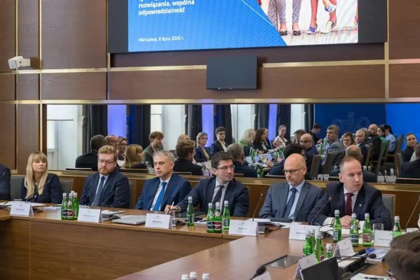 Bezpieczeństwo dzieci w sieci: debata w NIK z udziałem wiceministra Sławomira Pałki
