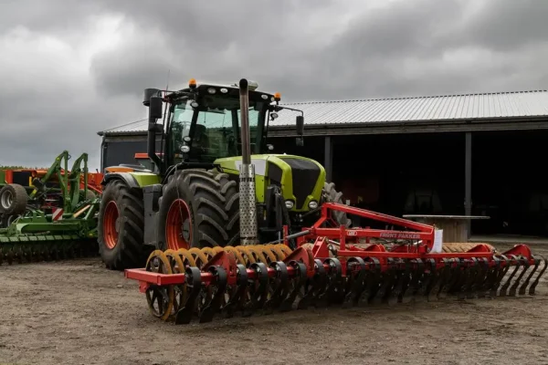530 KM na wałku WOM – czy to ma sens? Sprawdzamy możliwości Claas Xerion 650